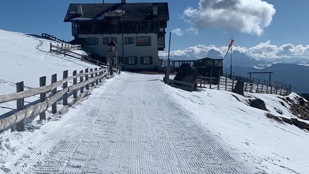 Zur Stöffl Hütte 2057m Villanders Schneewanderung mit Hund und Rodel