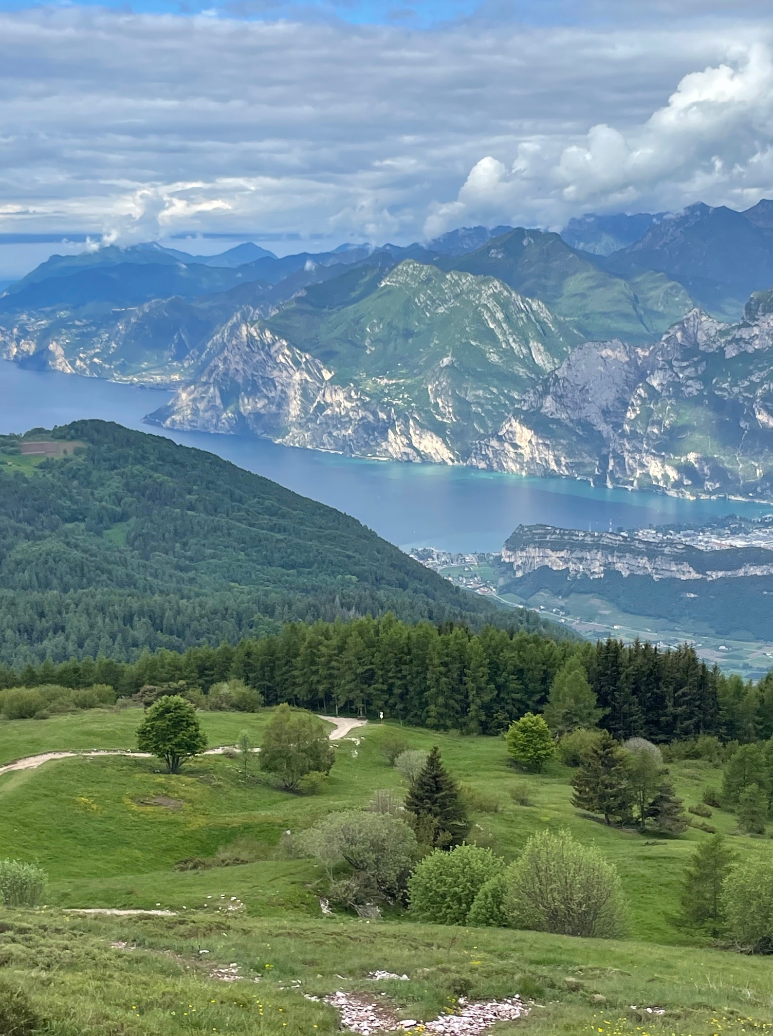 Monte Stivo 2059m hoch über dem Gardasee vom Passo Santa Barbara aus