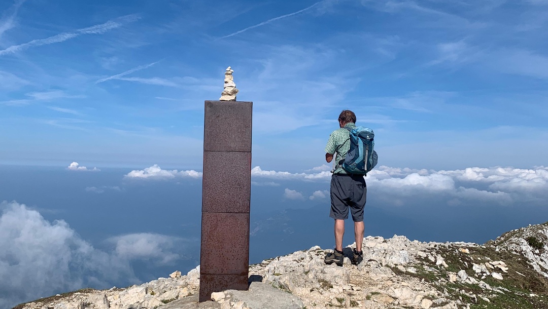 Punta Telegrafo 2200m Monte Baldo Gardasee vom Vallone Osanna aus.