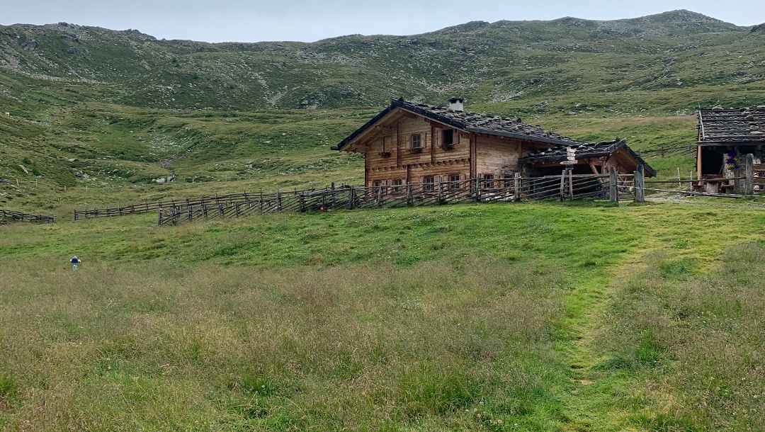 Ultental: 1. Tag: Von St. Walburg zur Marschnellalm, Peilstein 2542m, 2. Tag: Marschnellalm Kofelrastseen 2400m, Hoher Dieb 2730, Langer See 2430m, Muttegrub 2736m, Rontscher Berg 2711m.